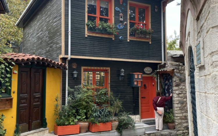 The Hidden and Colorful Streets of ..