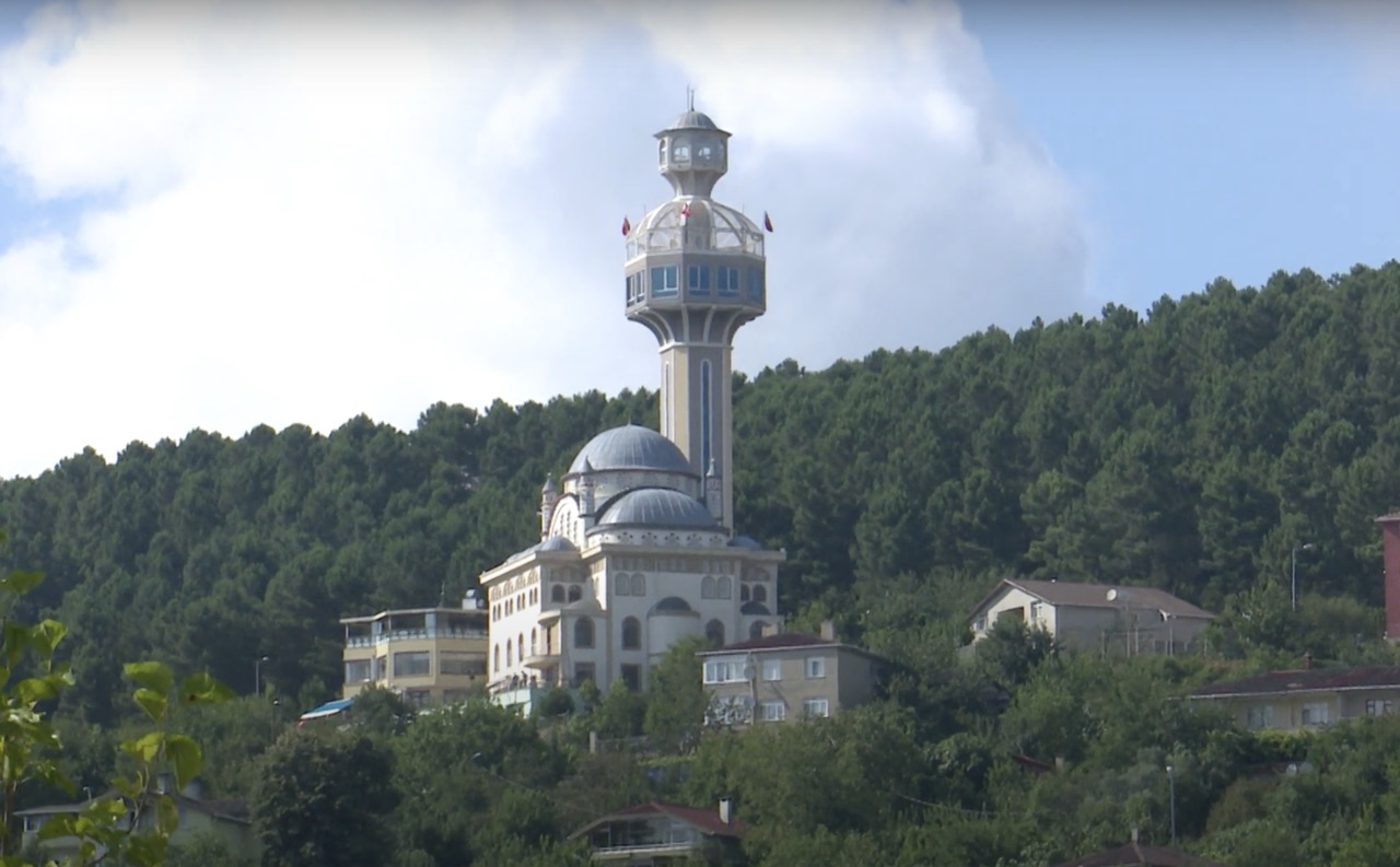 İstanbul’un Seyir Teraslı Camisi: Beykoz Karlıtepe Camii Ziyaret Rehberi
