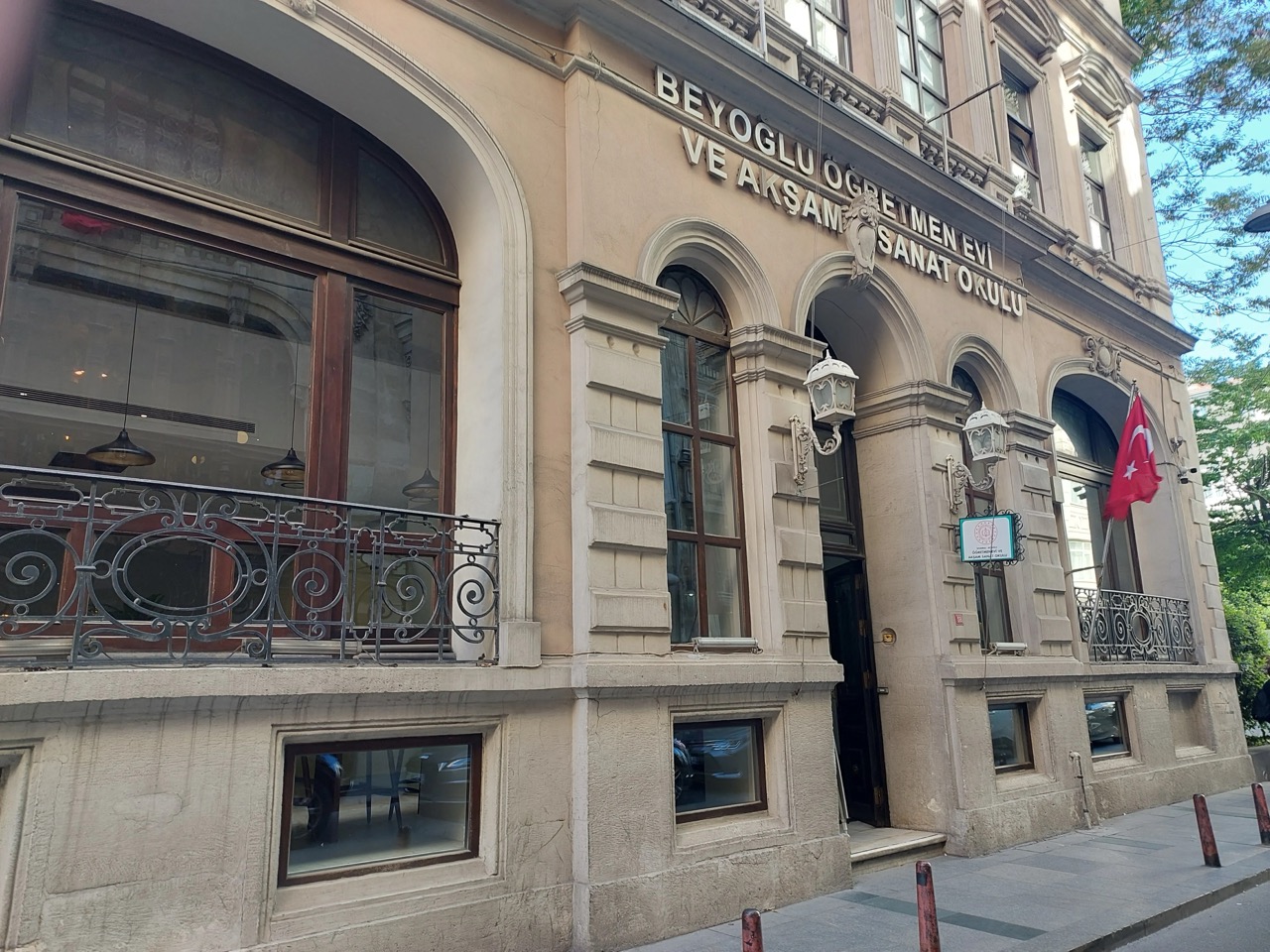 Beyoğlu Öğretmenevi Kafesi: Şişhane’de Sakin, Uygun Fiyatlı ve Çalışma Dostu Bir Mekân