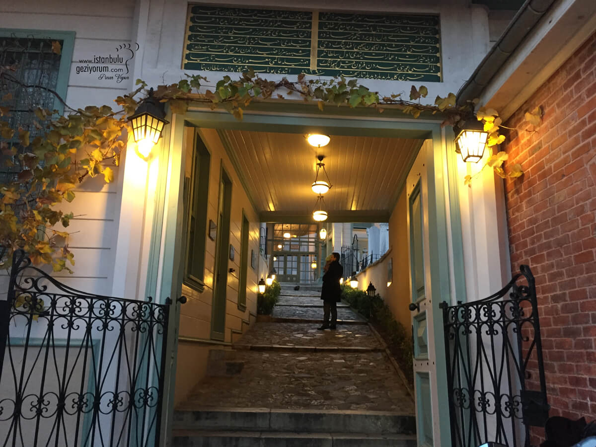 İstanbul’da Zikir Yapılan Camiler: Günlere Göre Zikir ve Sohbet Rehberi (2025)